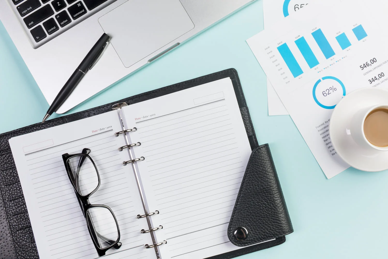 ocki-na-dnevnik-noutbuk-rucku-casku-kofe-i-budzetnyi-plan-na-ofisnom-stole (1).webp