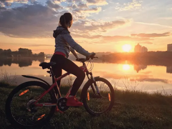 1688535370_kartin-papik-pro-p-kartinki-devushka-na-velosipede-leto-13.webp