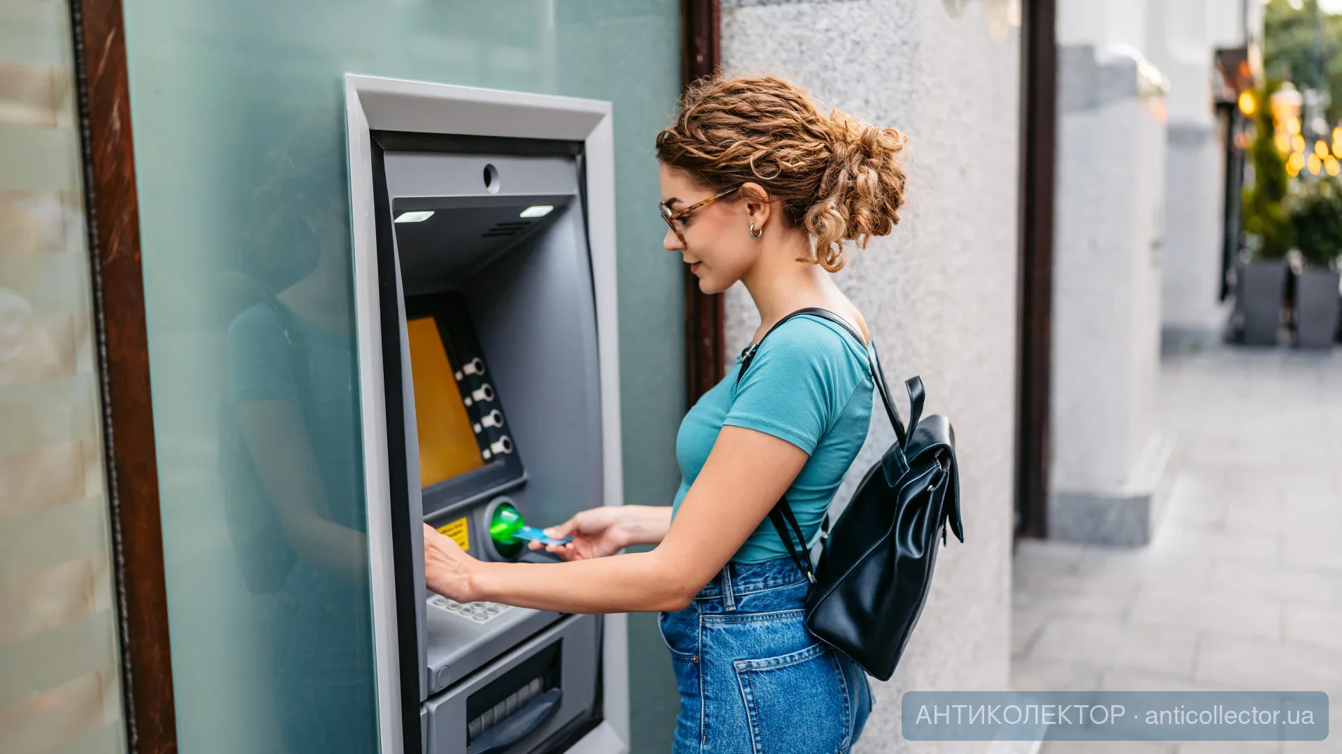 gettyimages-2164341586-bankautomata-bankkartya-fiatal-keszpenzfelvetel-no-nyar-penzfelvetel-7...webp