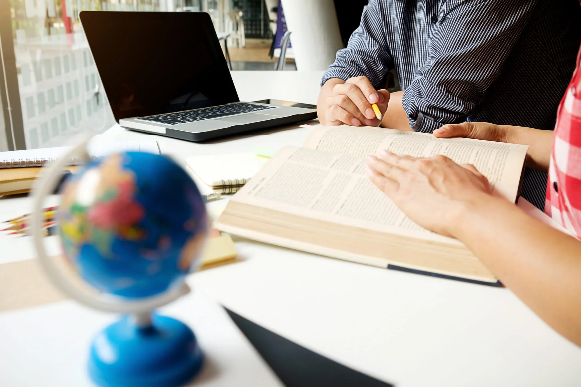 sidet-pisat-zensin-mozgovoi-sturm-sub-ekt-ucastia (1).webp