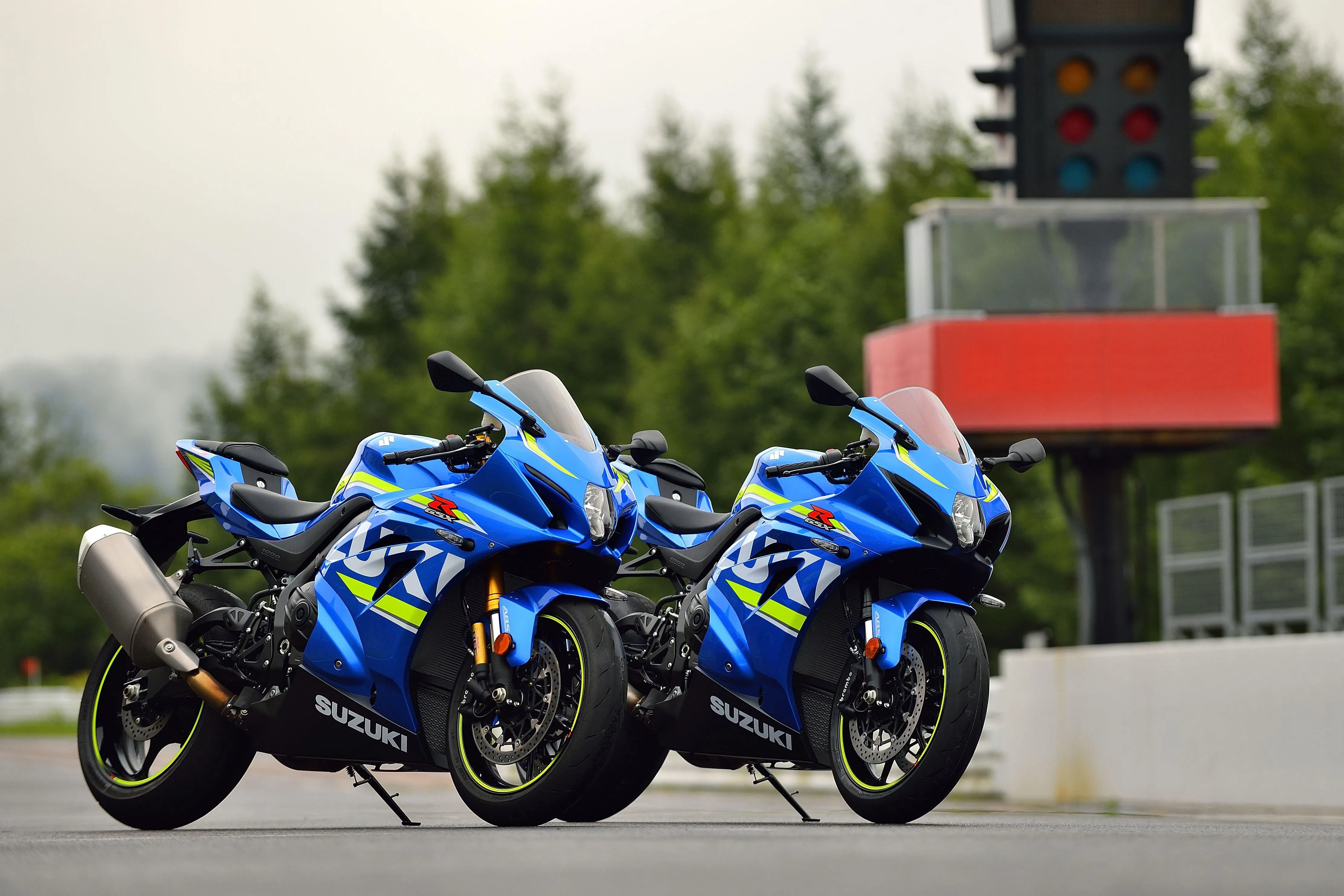 Suzuki-gsx-r1000-blue-2-world66.spcs.bio.webp