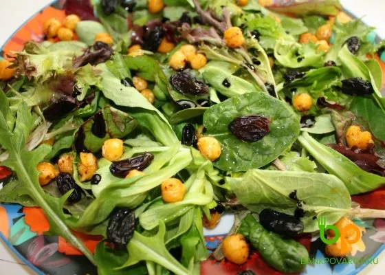 zelenyy-salat-s-nutom-i-izyumom-photo.webp