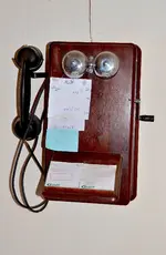 Old_analog_wall_telephone_on_a_farm,_Namibia_(2014).webp